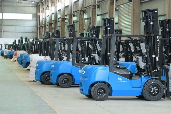 Three-Wheel vs Four-Wheel Electric Forklifts相关图片